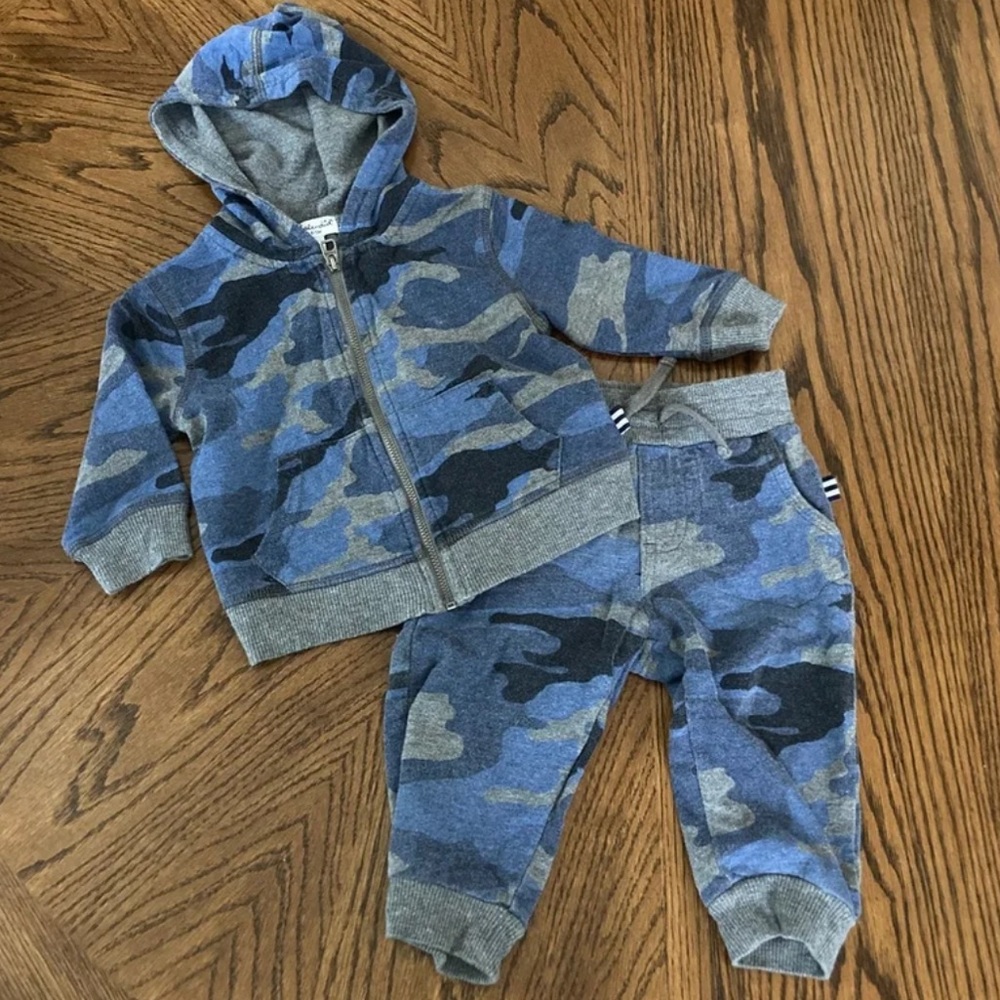 Baby boys 6-12 months Splendid two piece sweat suit.